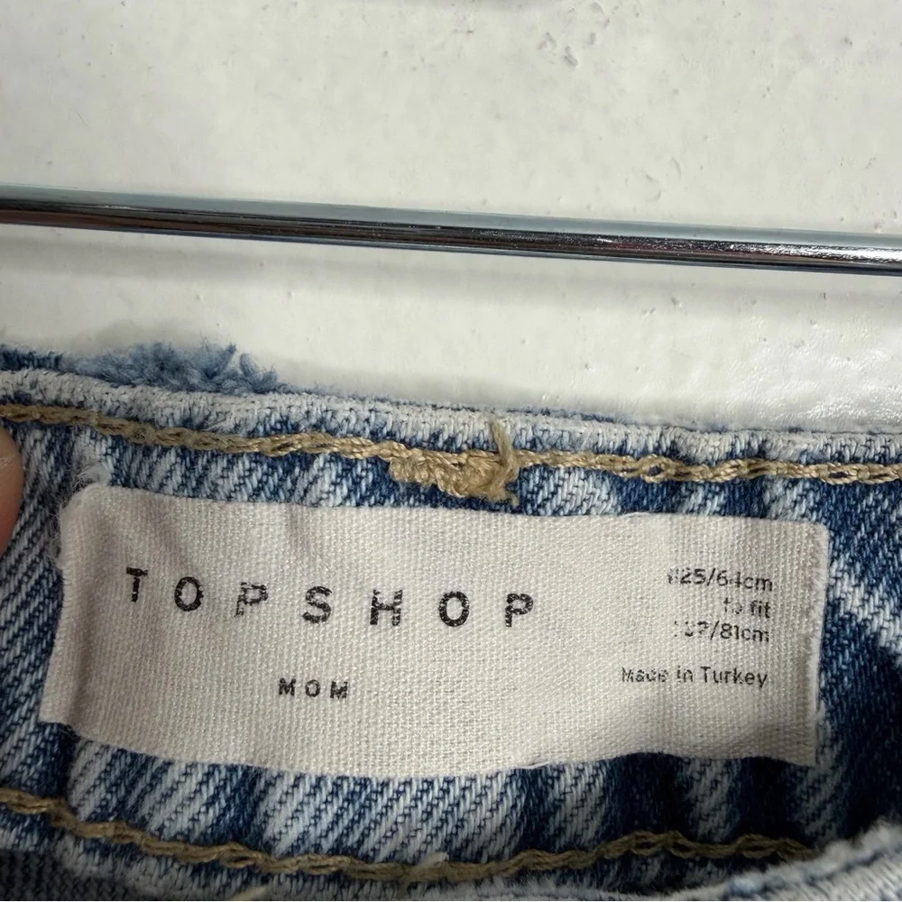 Topshop Mom High Waisted Jean Ripped Knees Size 25 Light Wash‎ Blue